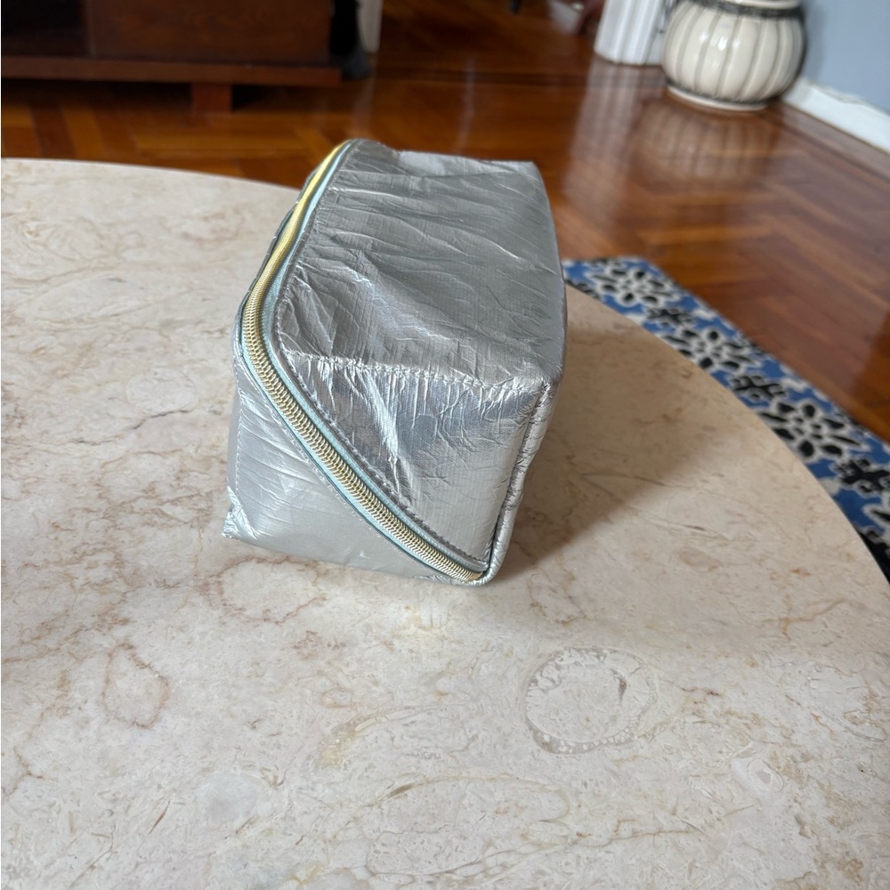 Crinkle metallic cosmetic bag - Picture 8 of 10